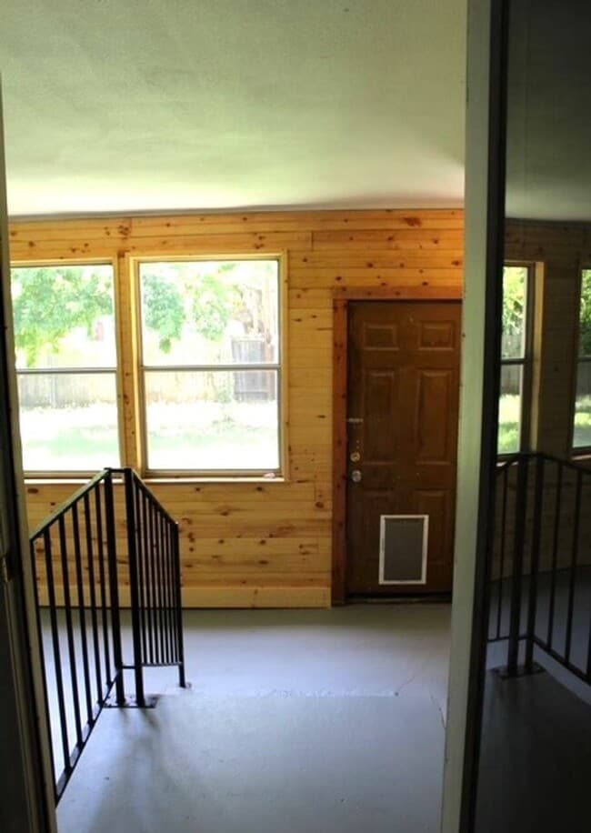 Building Photo - Spacious 4 Bed 2 Bath with Enclosed Patio and Stainless Steel Appliances