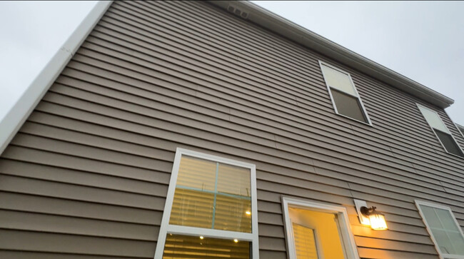 Building Photo - Room in Townhome on Tulip Bloom Ln