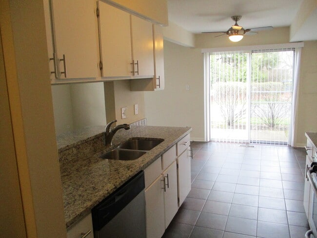 Building Photo - 203 Teak Ln