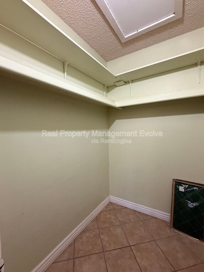 Building Photo - 1637 W Muriel Dr