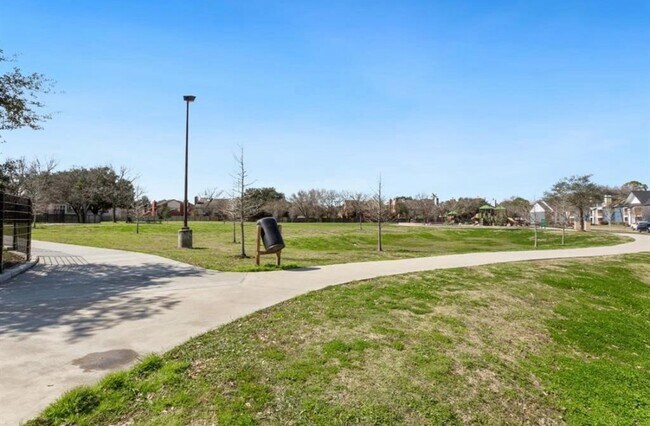 Building Photo - 11623 Waldemar Dr
