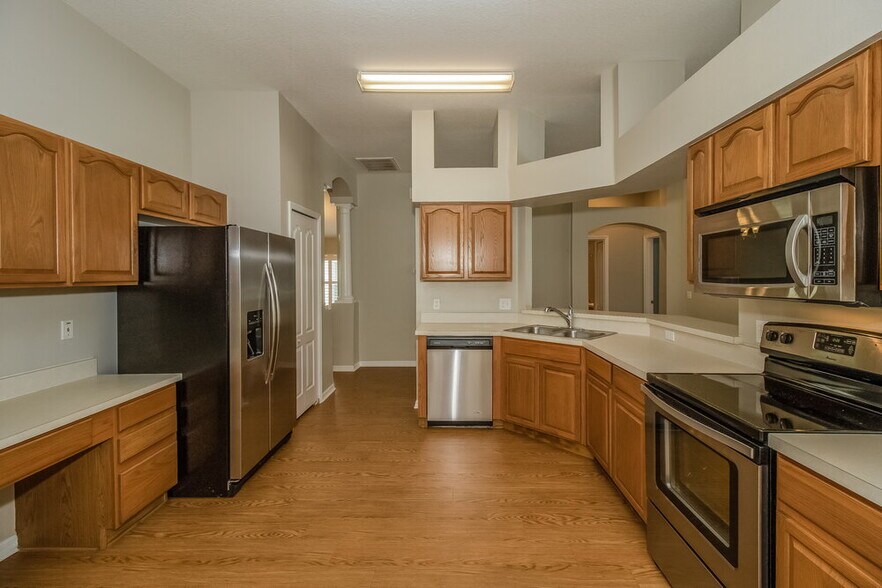 Building Photo - 633 Straw Lake Dr
