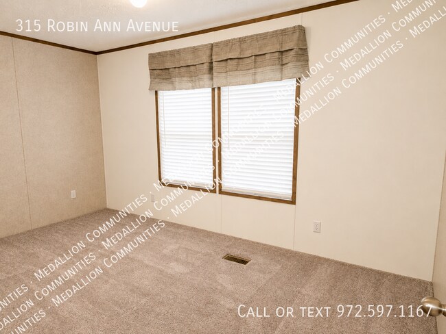Building Photo - 315 Robin Ann Ave