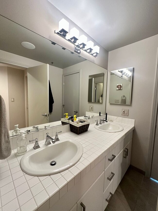 Building Photo - Luxury Corner 1BR/1BA Condo with Deck in t...