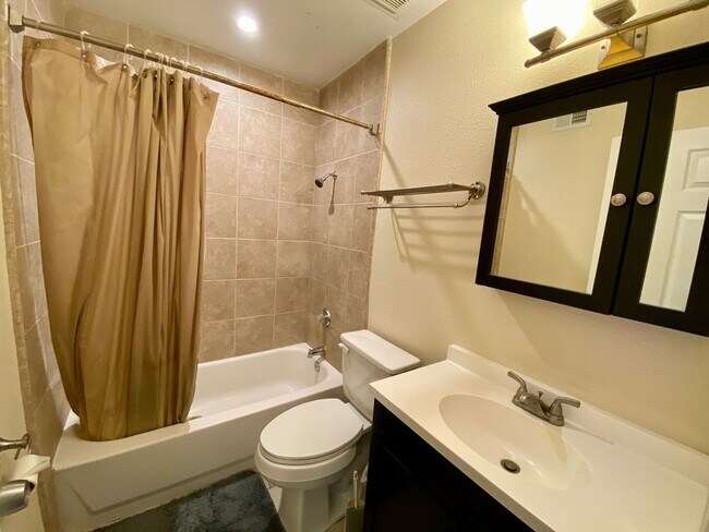Building Photo - 2 Bed, 1 Bath Condo with a view of the hills!