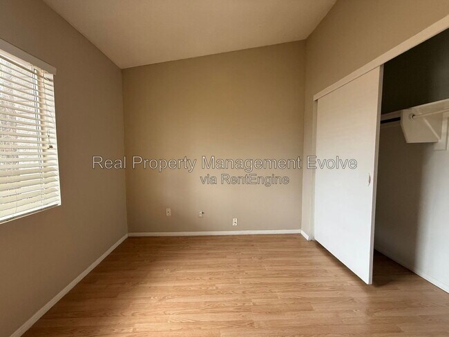 Building Photo - 513 E Wickieup Ln