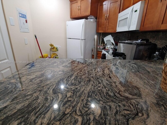 Building Photo - 690 W Park Dr