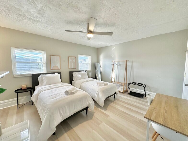 Building Photo - 324 Ella St