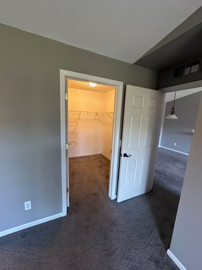 Building Photo - Updated Chesterfield Condo