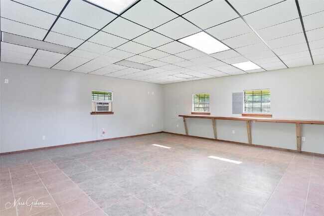 Building Photo - "Charming 3-Bed Sanctuary with 2 Full Bath...