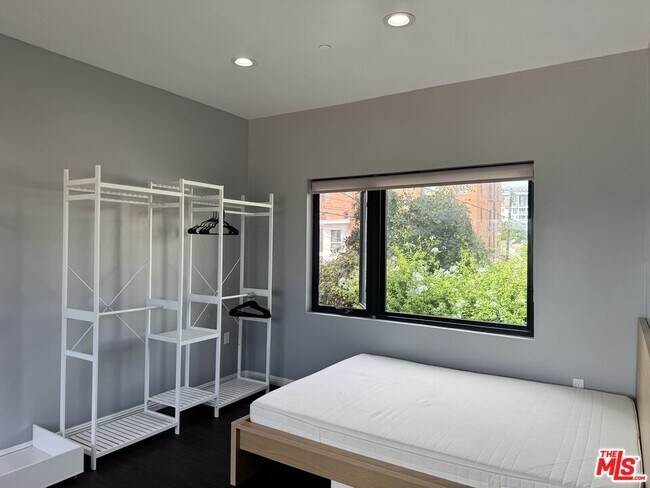 Building Photo - 727 S Gramercy Dr