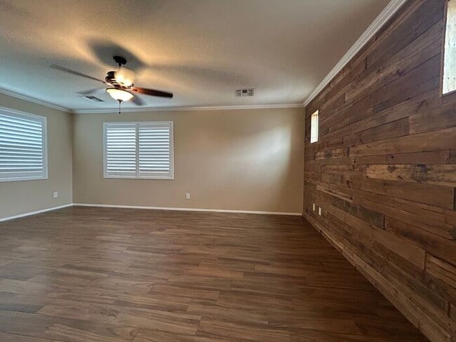 Building Photo - 2251 S Ponderosa Dr