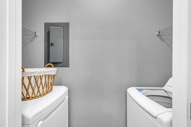 Building Photo - Snow Birds & TDY! Fully furnished 2 bed condo!