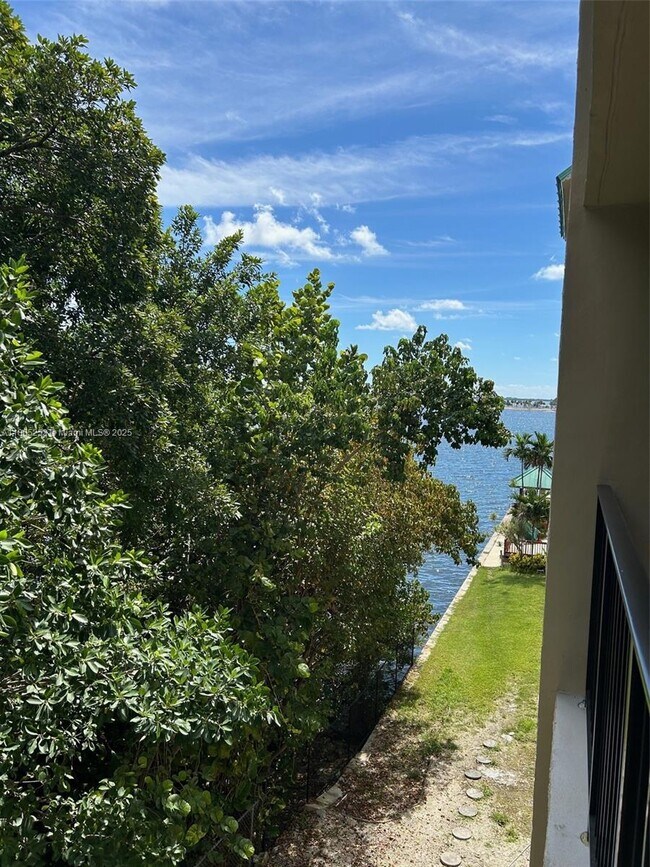 Primary Photo - 2201 Brickell Ave