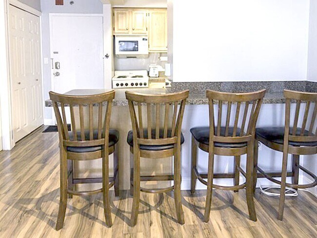 Building Photo - Spacious Studio Apartment with Stunning Vi...