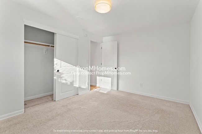 Building Photo - Wonderful Two Bedroom Condo In SE Portland!