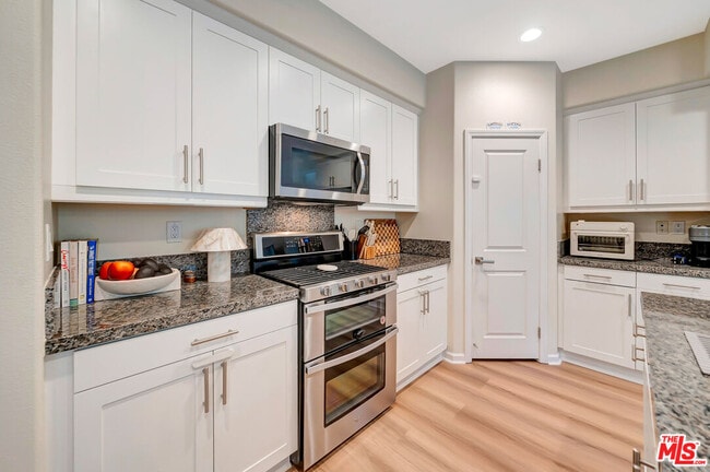 Building Photo - 25151 Golden Maple Dr