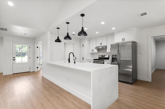 Building Photo - 7405 Attar Cove