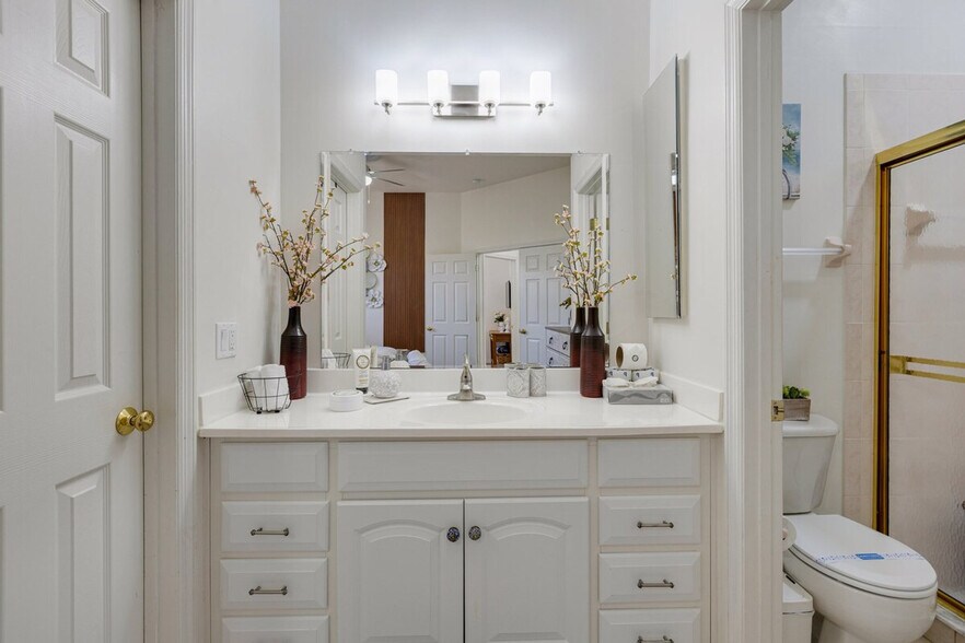 Building Photo - 533 SE 21st Ave