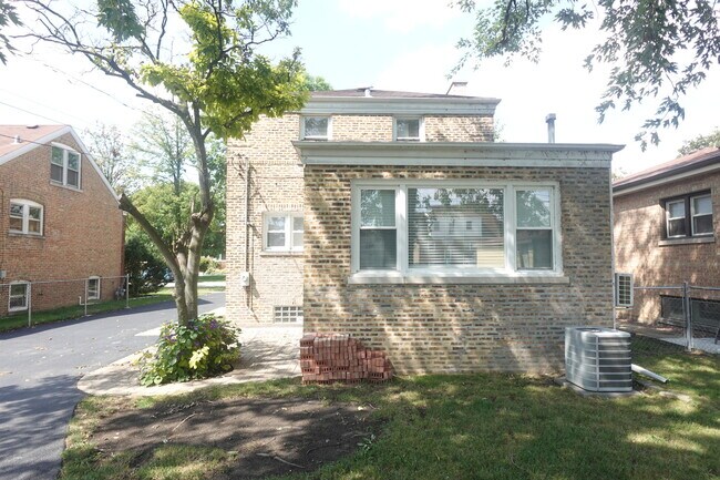 Building Photo - 2247 S 9th Ave