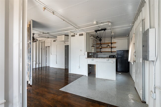 Building Photo - 1400 Sycamore Ave