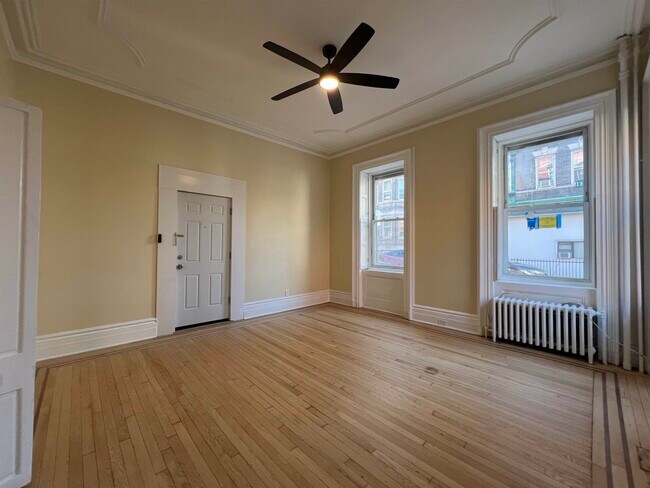 Building Photo - 216 10th St