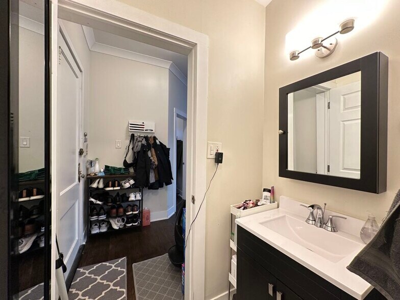 Building Photo - 842 W Waveland Ave