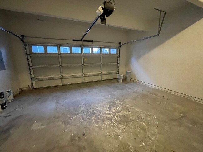 Building Photo - BEAUTIFUL TOWNHOME LOCATED IN REDMOND!