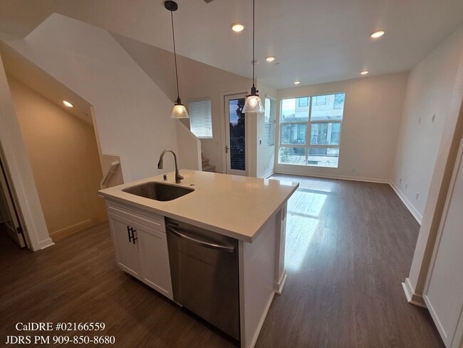 Building Photo - Rancho Cucamonga 3 Bedroom Condo