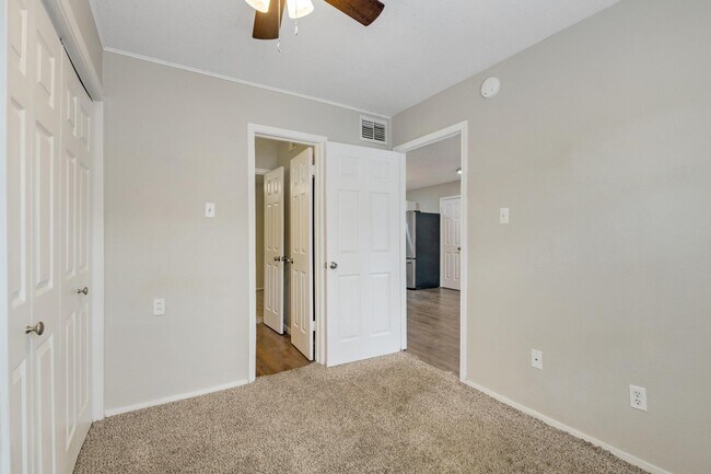 Building Photo - 1504 Broadmoor Dr