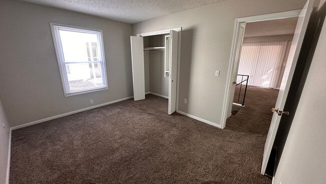 Building Photo - $1195 - 3 bed 2 bath - Apartment located i...
