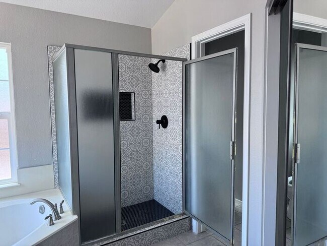 Building Photo - Adorable single floor 4 bedrooms,2 bathroo...