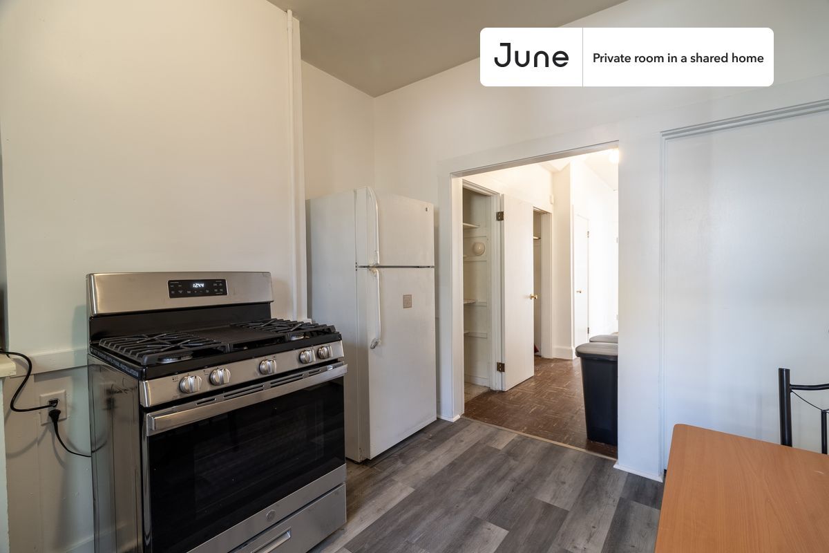 Building Photo - Private bedroom in 3 bed/1 bath Home