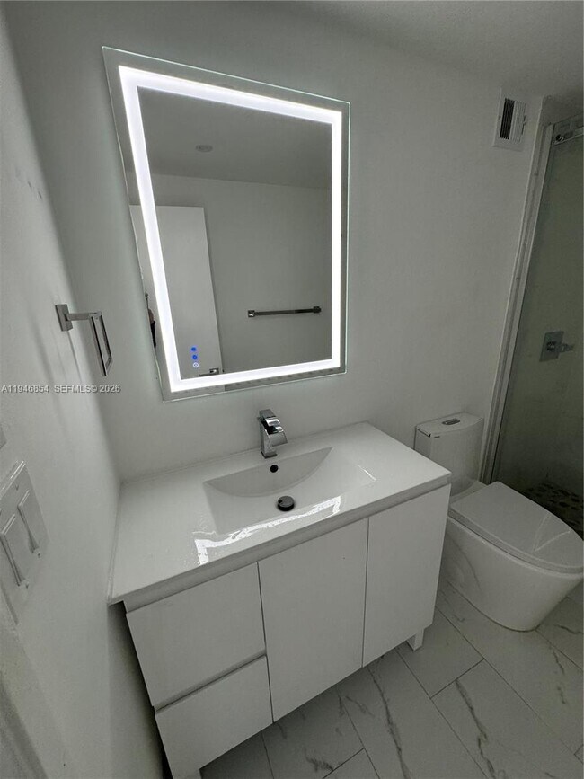 Building Photo - 400 Kings Point Dr