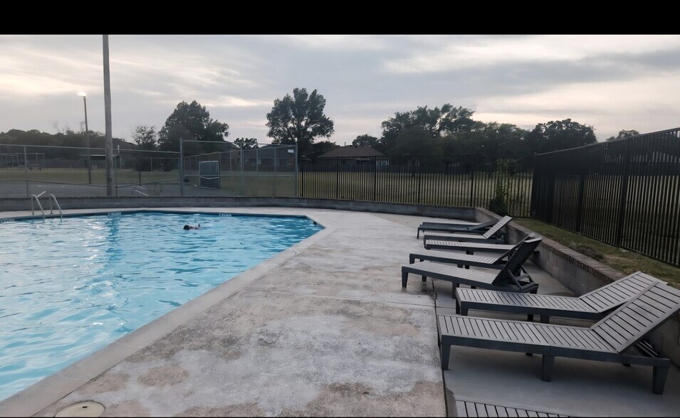 Building Photo - 4318 Spring Garden Dr