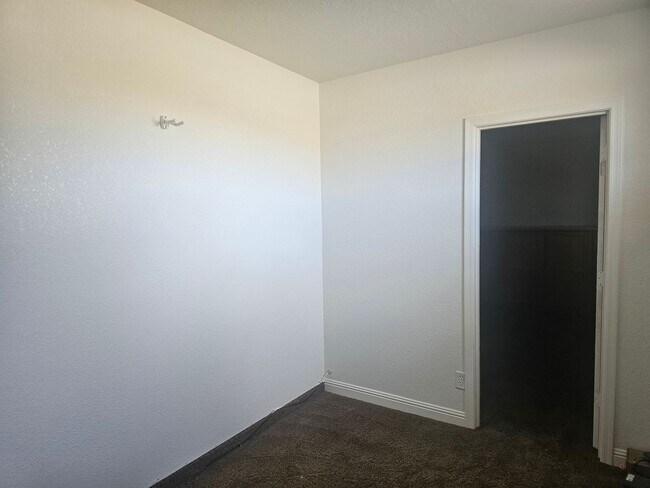 Building Photo - Unfurnished Long Term