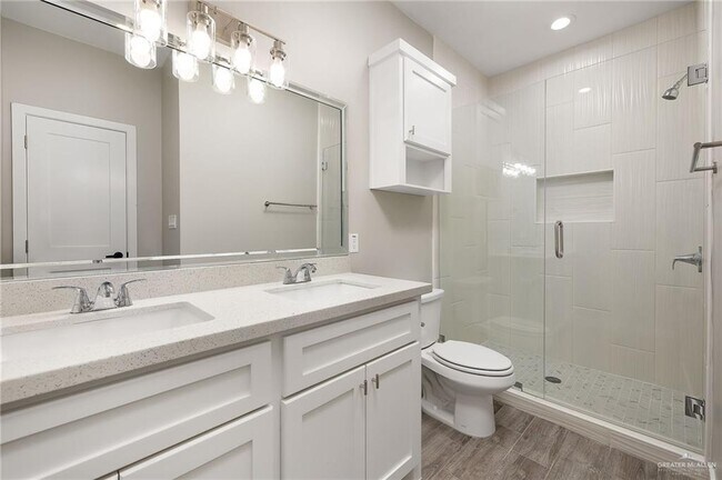 Building Photo - 2714 Primrose Dr