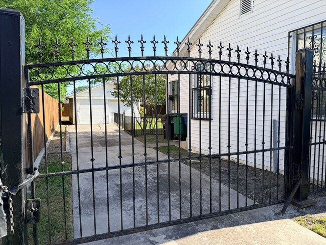 Building Photo - Beautiful Newly Remodeled Home