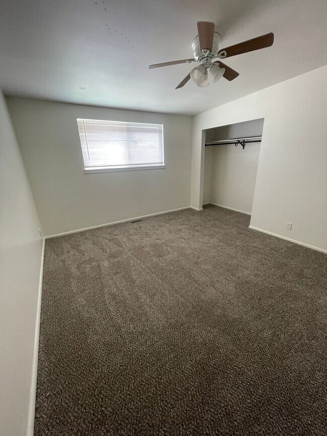 Building Photo - Roy Duplex