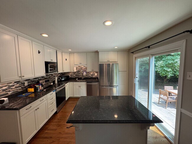 Building Photo - Lovely 4 Bed 3.5 Bath On Single Family Hom...