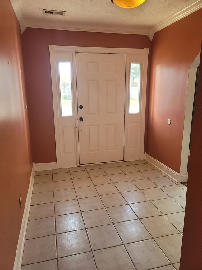 Building Photo - New to the Rental Market!  3 Bdrm/ 2.5 Bath Tri-Level Home! Located in Quiet Neighborhood!