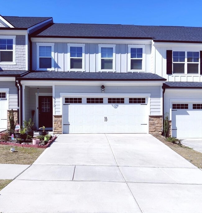 Primary Photo - 4 Bedroom Townhome for Rent Apex