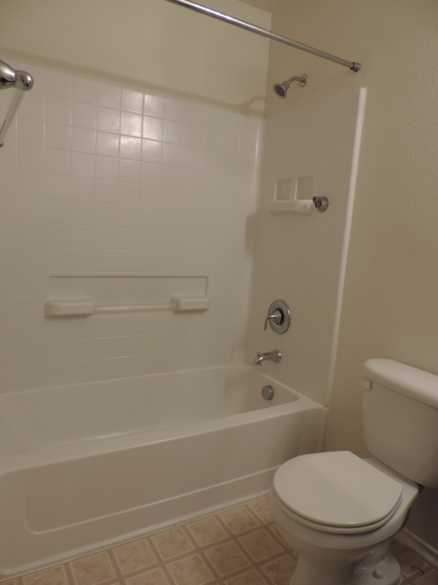 Second bathroom - 2605 Ranchview Dr