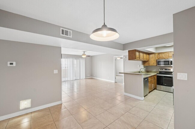 Building Photo - 540 N May