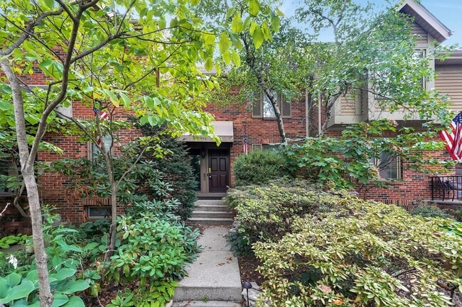 Building Photo - 3 Bedroom Luxury Condo