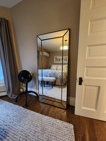 Building Photo - 593 Laurel Ave