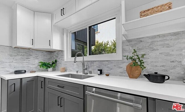 Building Photo - 418 N Bowling Green Way