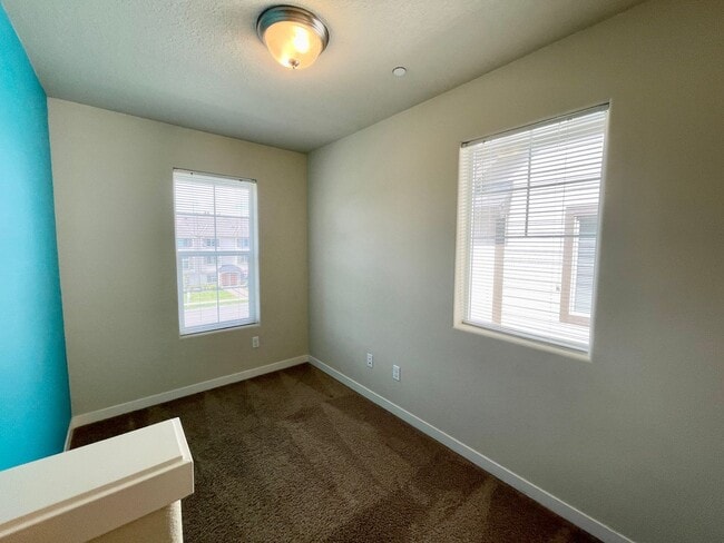 Building Photo - Villebois Townhome with Access to the Sparrow Creek Community Center