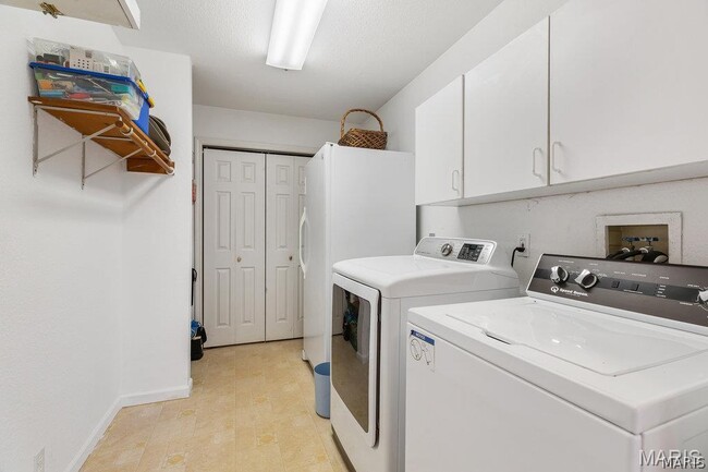 Building Photo - 2725 Timberline Dr