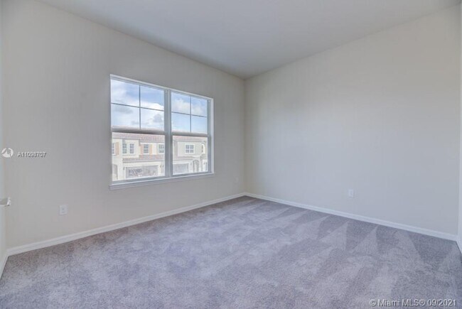 Building Photo - 1585 Evergreen Terrace